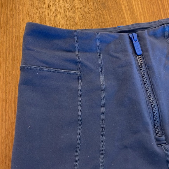 Lululemon size 4 with zipper at the front - Picture 4 of 8